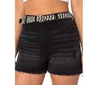 NWT No Boundaries Junior’s Super High Rise Festival Black Denim Short with Belt